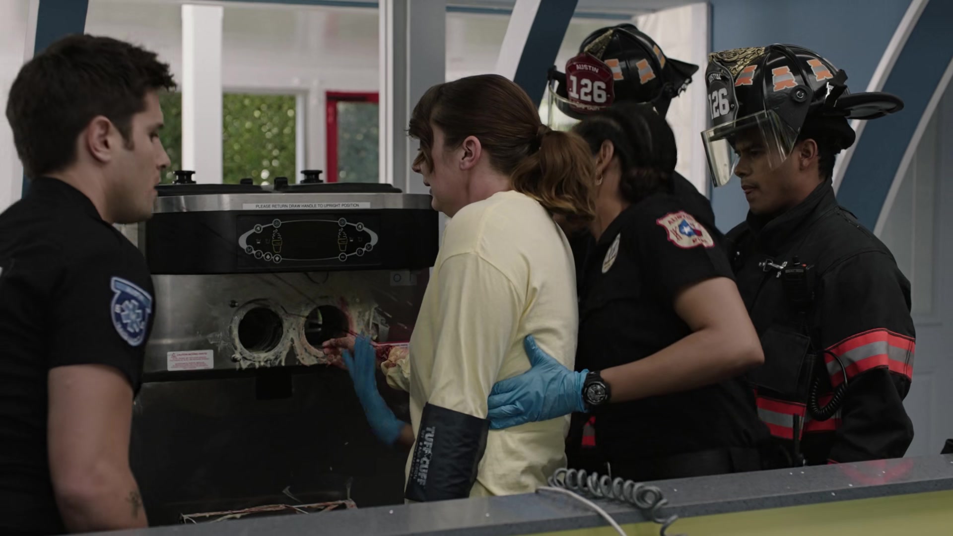 9-1-1_Lone_Star_S02E10_1080p_RRA_001415.jpg