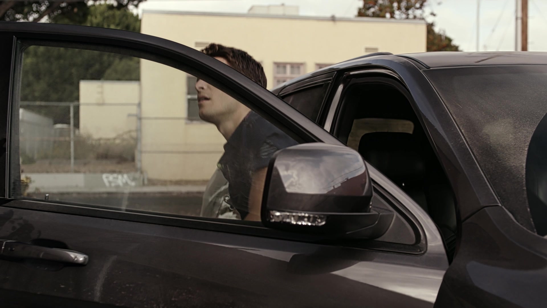 9-1-1_Lone_Star_S01E01_1080p_001802.jpg