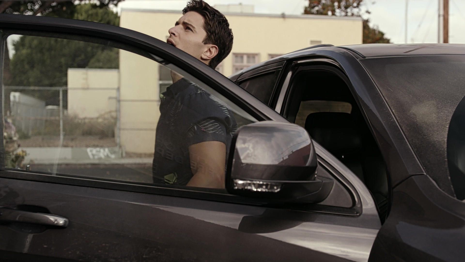 9-1-1_Lone_Star_S01E01_1080p_001805.jpg