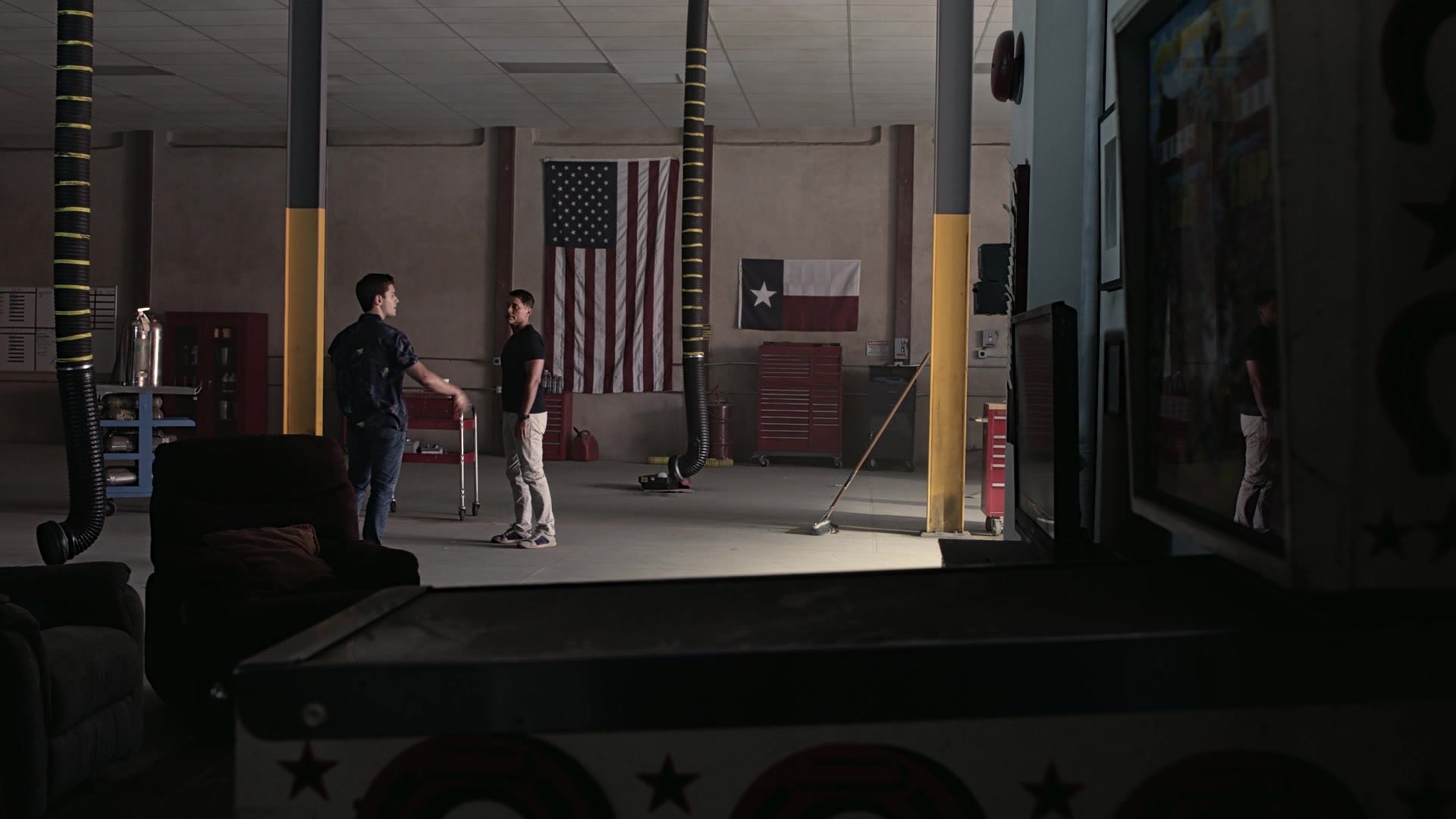 9-1-1_Lone_Star_S01E01_1080p_001914.jpg