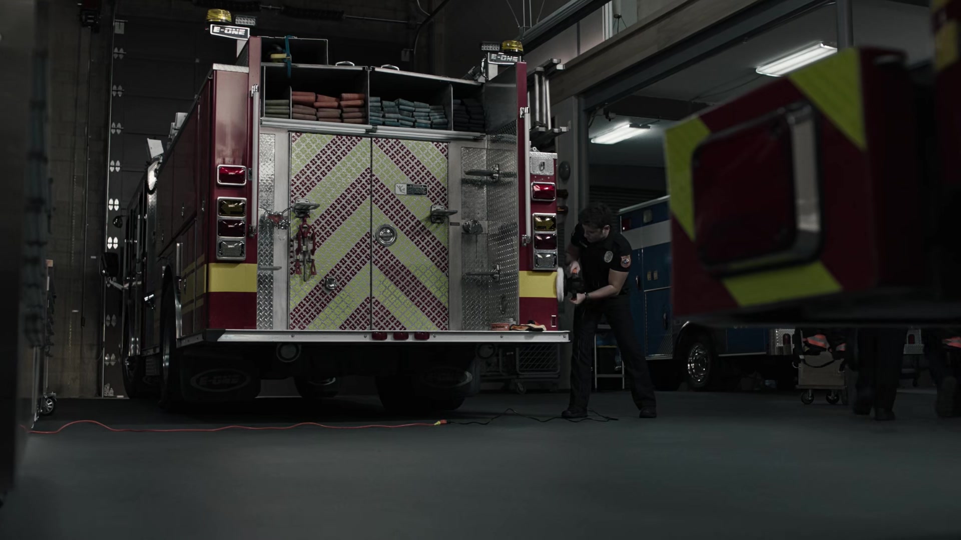 9-1-1_Lone_Star_S02E06_1080p_RRA_005328.jpg