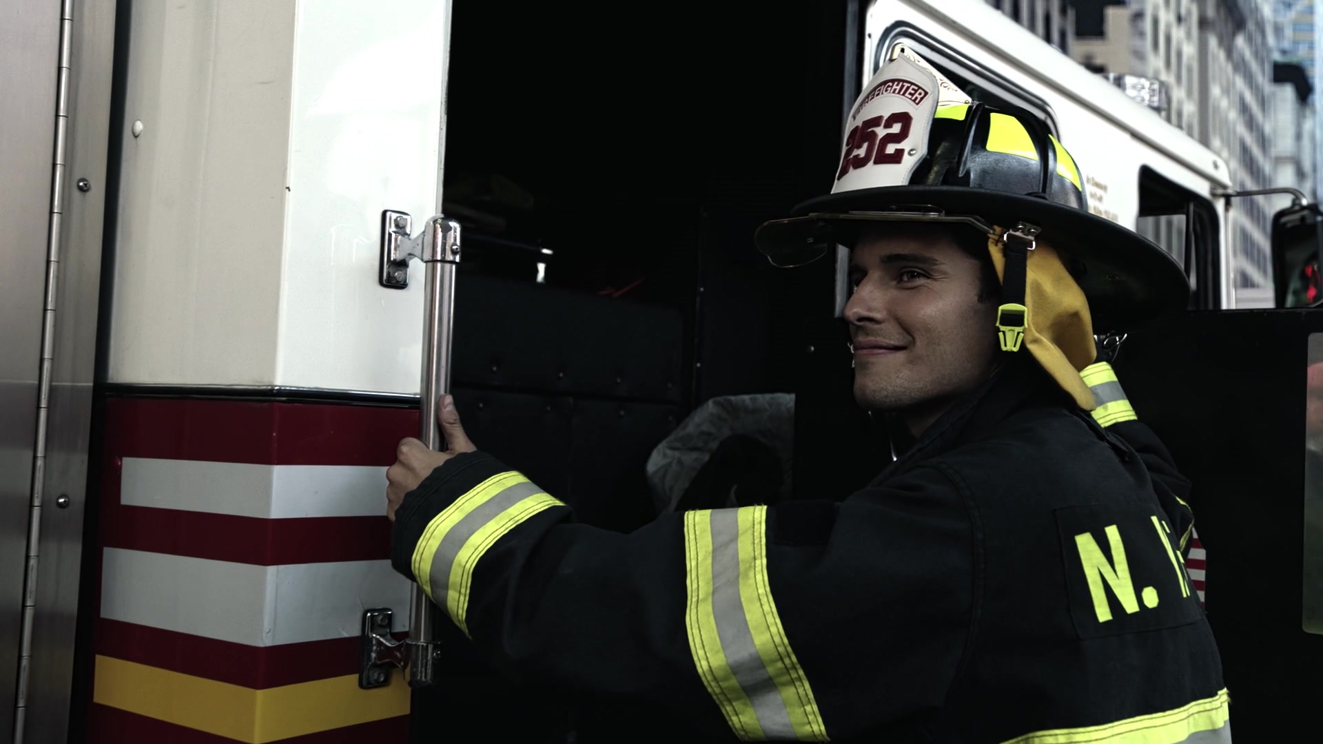9-1-1_Lone_Star_S01E01_1080p_000664.jpg