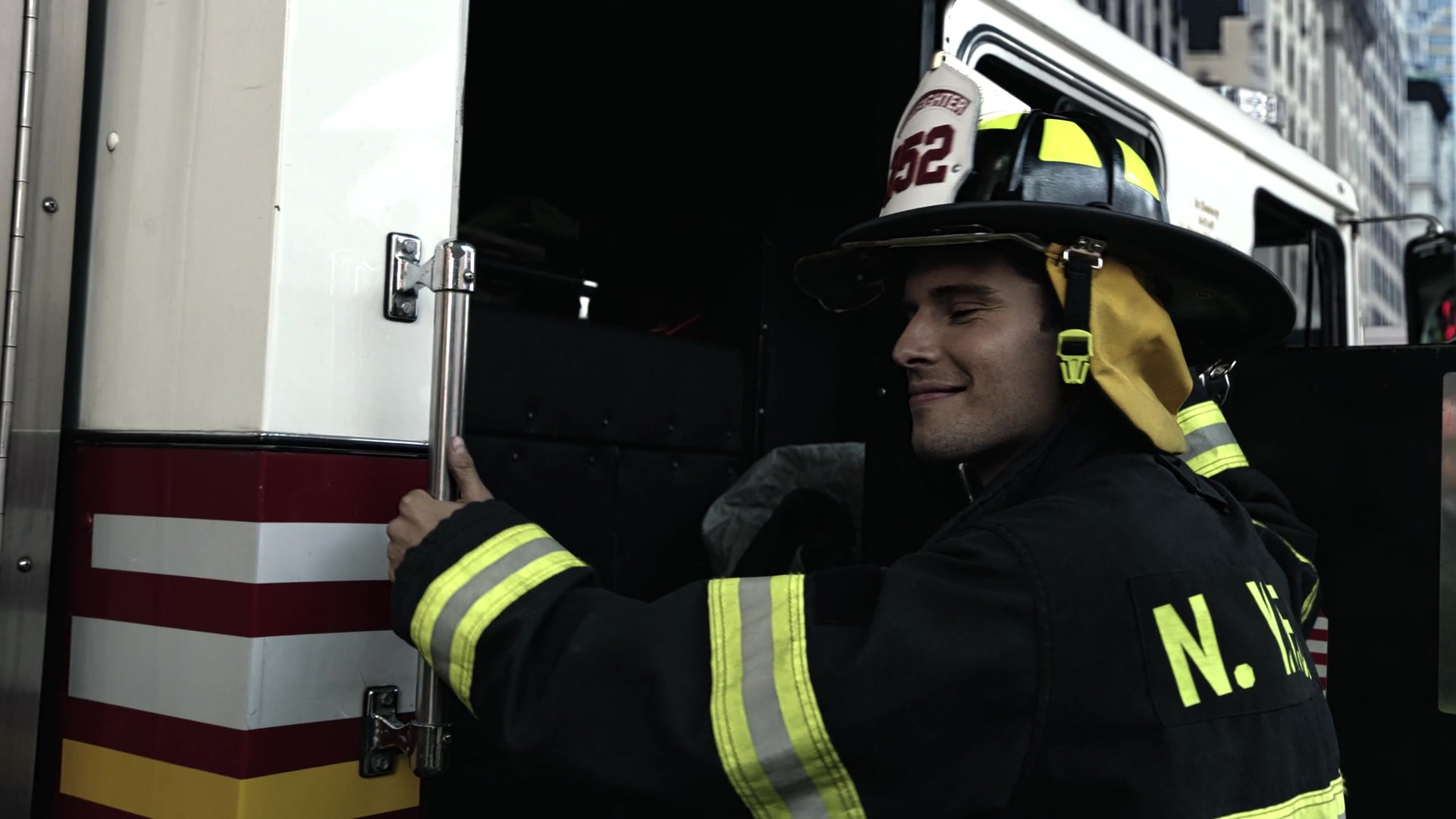 9-1-1_Lone_Star_S01E01_1080p_000665.jpg