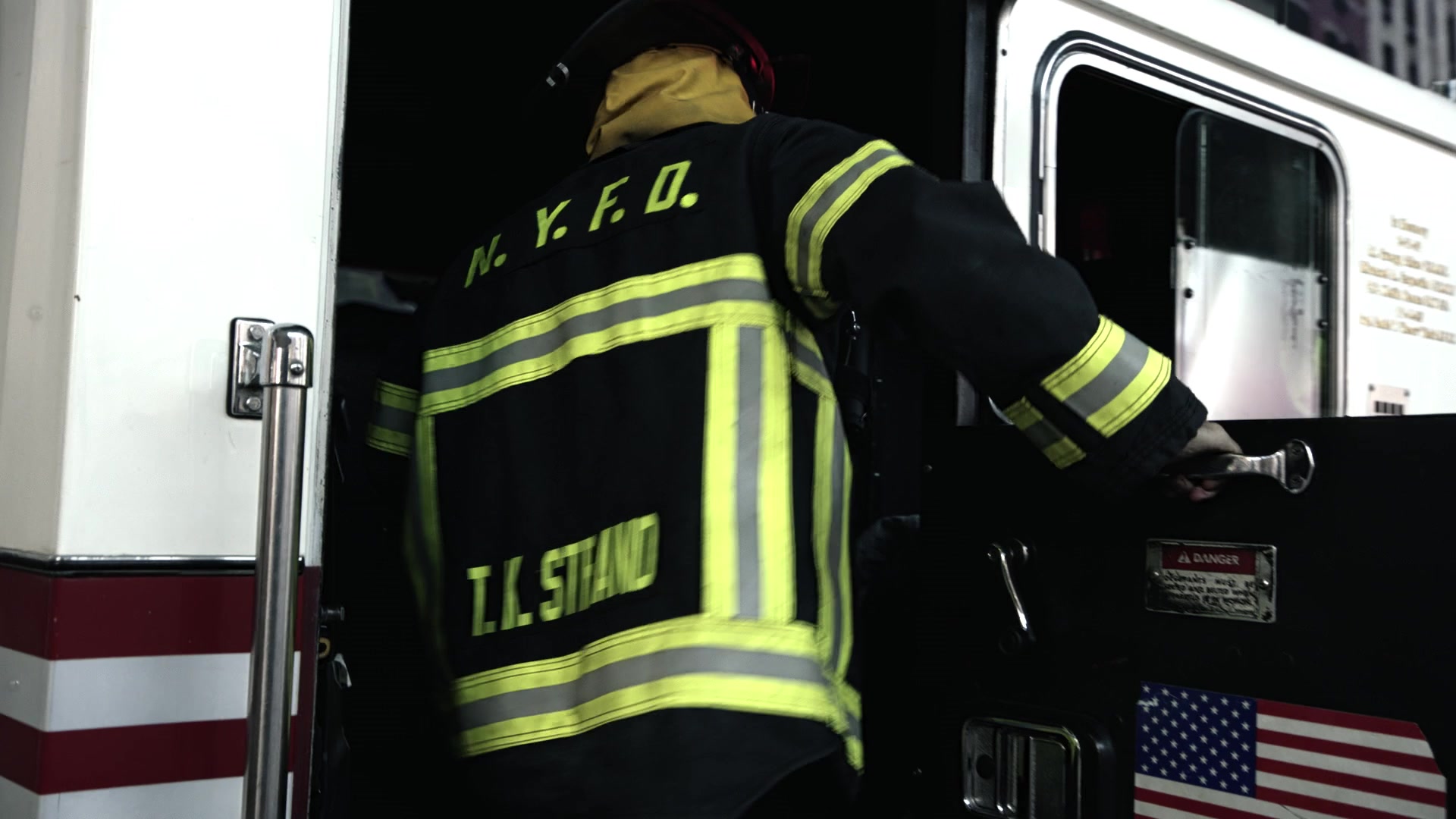 9-1-1_Lone_Star_S01E01_1080p_000670.jpg