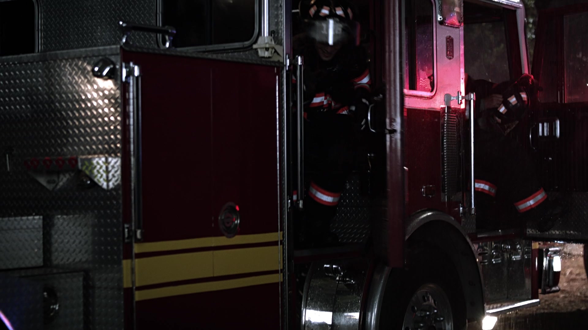 9-1-1_Lone_Star_S01E01_1080p_004399.jpg