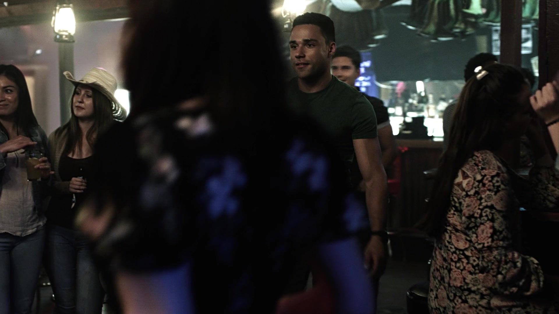 9-1-1_Lone_Star_S01E01_1080p_005335.jpg