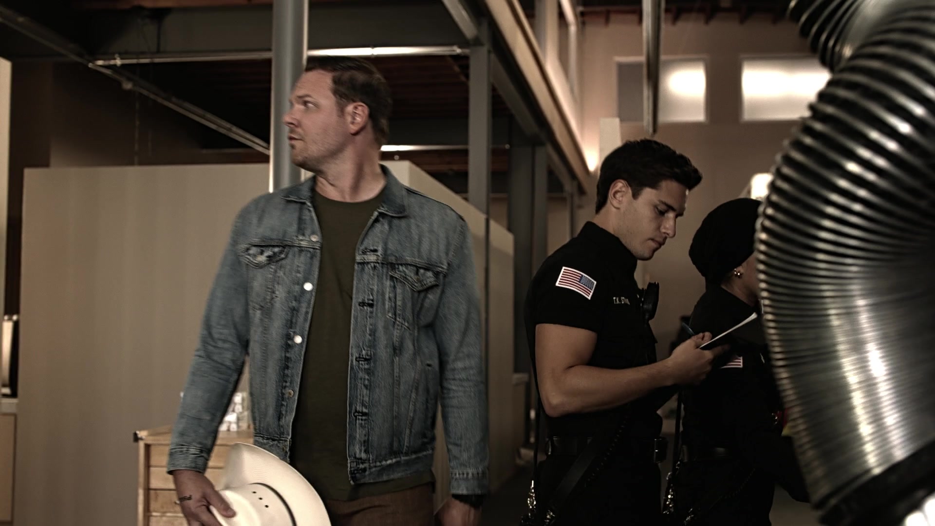 9-1-1_Lone_Star_S01E01_1080p_005996.jpg